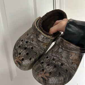 Realtree fuzz lined crocs